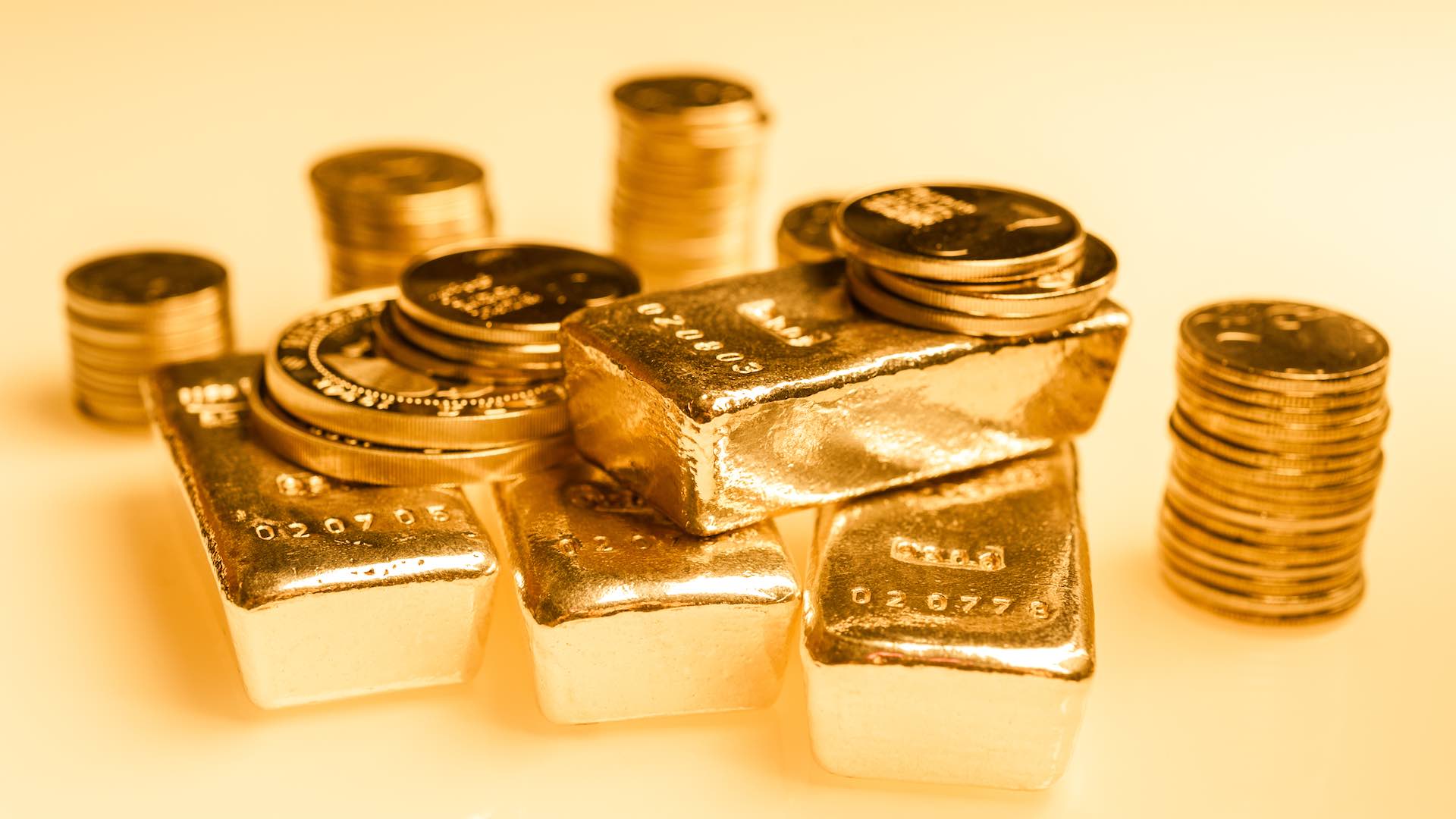ارتفاع أسعار الذهب وسط تراجع الدولار الأمريكي وترقب البيانات الاقتصادية